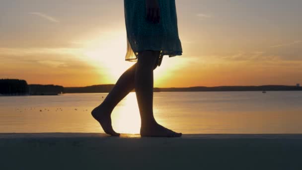 在日落的闪烁光线中, 亲密的女性脚在海滩上 — 图库视频影像