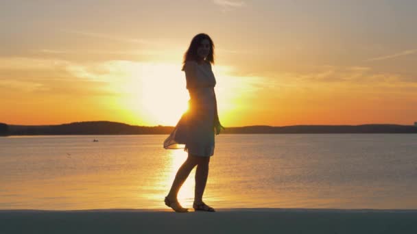 Dans ve günbatımı arka plan üzerinde kamera poz güzel kadın silüeti — Stok video