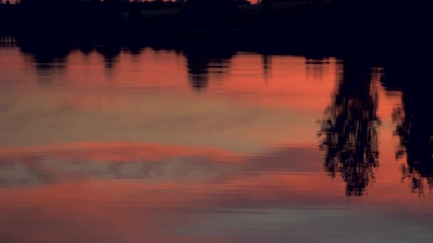 Panorama en la romántica puesta de sol escarlata vista del lago con el cielo reflejado — Vídeos de Stock