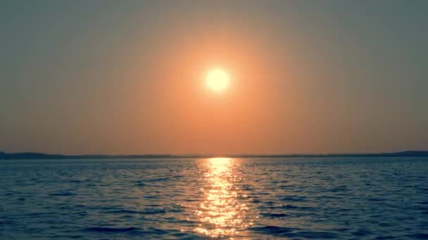 La mer au coucher du soleil doré où les rayons du soleil font la route Glistening sur l'eau — Video