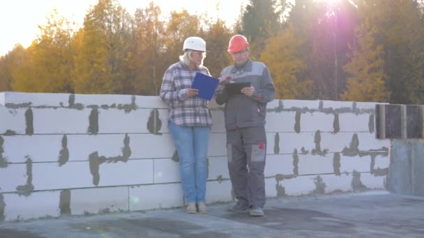 På byggarbetsplatsen svär kunden med Builder pekar på fel — Stockvideo