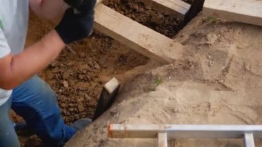 Oluşturucu puanları çukur toprağa ahşap bir yönetim kurulu Vakfı için çekiç.