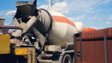 İnşaat alanı üzerinde dönen bir beton karıştırıcı bir kamyonla mı