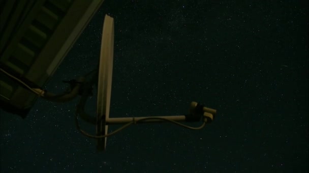 Uydu anten gece yıldızlı gökyüzü Timelapse arka plan üzerinde — Stok video