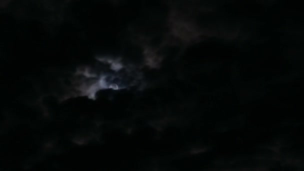 Рух проміжок часу місяць у нічному небі з хмар — стокове відео