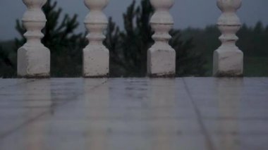 Ağır yağmur damlaları balkon beyaz taşlar üzerinde açmıyor