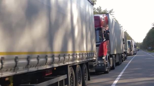 Grodno, Bielorussia-Maggio 27, 2018: Un sacco di camion in piedi al confine — Video Stock