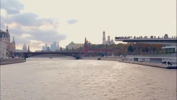 Движение Лапса Времени на реке возле Московского Кремля осенью — стоковое видео