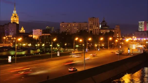 Zeitraffer-Motion-Autos am Flussufer in der Stadt am Abend bei Beleuchtung — Stockvideo