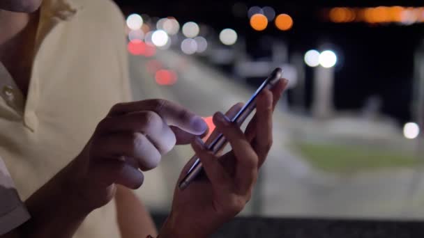 Fechar as mãos Use o rolo de tela sensível ao toque do telefone para navegar na noite — Vídeo de Stock