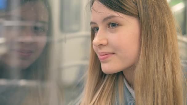 Femme dans une voiture de métro agitant au revoir et triste penchant sa tête contre la fenêtre — Video