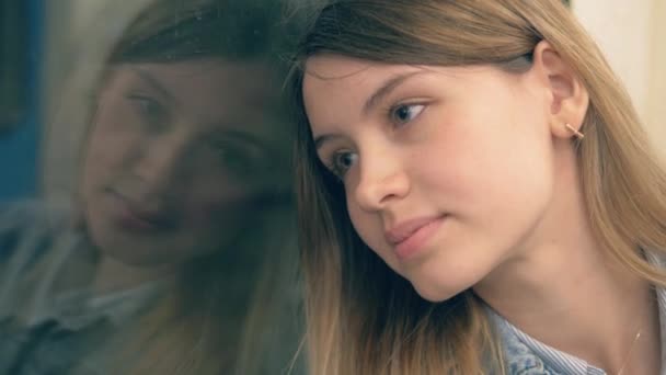 Młoda kobieta kaukaski jazdy samochodem metra patrząc przez okno — Wideo stockowe