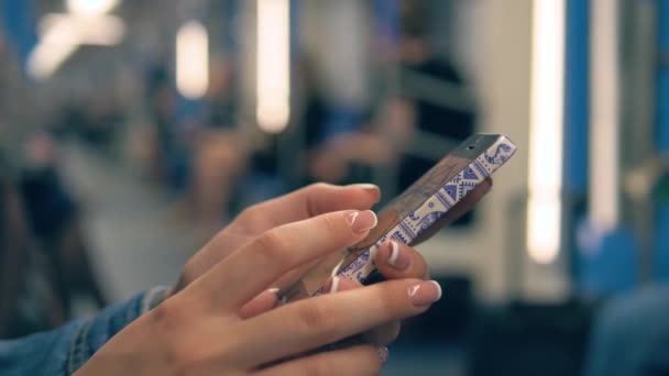 Close Up di mano caucasico donna sms utilizza Smartphone scorrere applicazioni in metropolitana — Video Stock