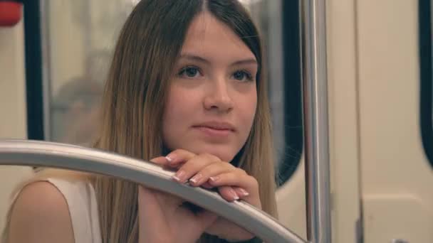 Triste joven caucásica mujer inclinó su cabeza y mano en el barandilla en el metro — Vídeo de stock