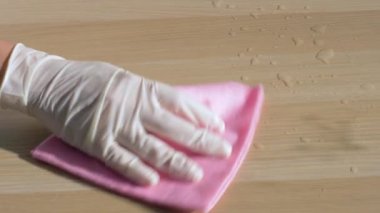 Islak ve kirli masa bez ile lastik eldiven ev kadını elinde mendil