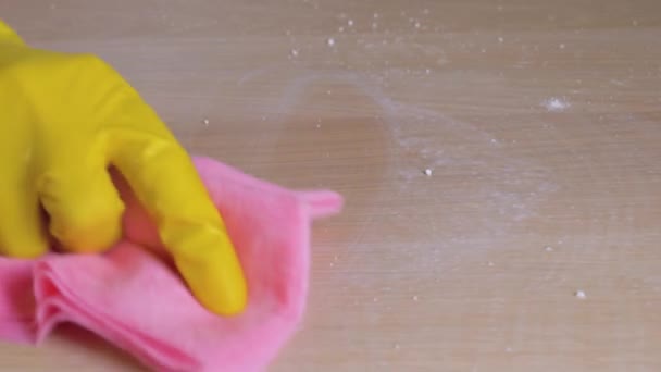 Guante de goma de las amas de casa de la mano que limpia la tabla sucia del trapo con los limpiadores — Vídeo de stock