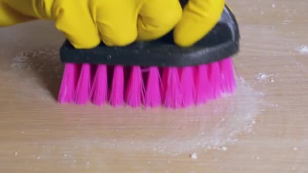 Hausfrau Hand in Gummihandschuh wischt schmutzigen Tisch mit Putzpuder mit Pinsel ab — Stockvideo