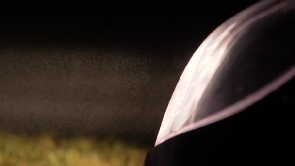 Gros plan du phare de voiture brille la nuit dans le brouillard visible petites particules vapeur — Video