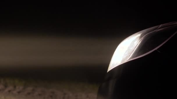 Reflektory auto zářit noční mlha viditelná chaoticky pohyb malých částic — Stock video