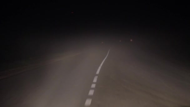 Στην οδήγηση ενός αυτοκινήτου στο δρόμο τη νύχτα σε πυκνή ομίχλη και κακή ορατότητα στο Turn — Αρχείο Βίντεο