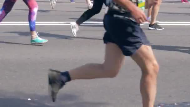 明斯克, 白俄罗斯-2018年9月9日: 腿人在街上跑马拉松 — 图库视频影像