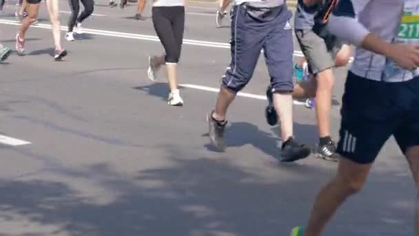 Minsk, Bielorrússia-09 de setembro de 2018: Muita gente ativa correndo maratona na rua — Vídeo de Stock
