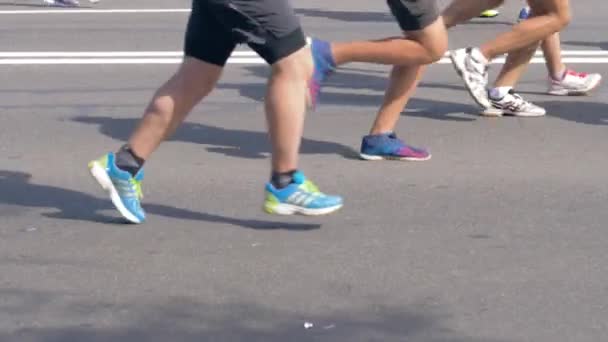Minsk, Wit-Rusland-September 09, 2018: Mensen met gespierde benen Marathon lopen — Stockvideo