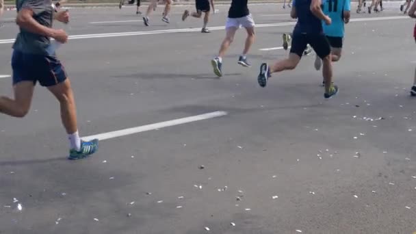 Minsk, Bielorrússia-09 de setembro de 2018: pessoas atléticas saudáveis correndo a maratona — Vídeo de Stock