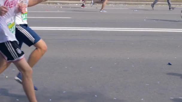 Минск, Беларусь-9 сентября 2018 года: здоровые спортсмены, участвующие в марафоне — стоковое видео