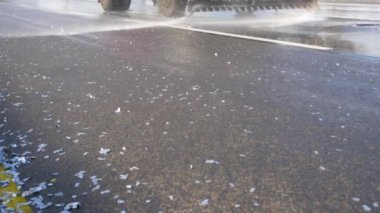 Süpürmek dökün su basınç altında yolu asfalt çamurdan temizler