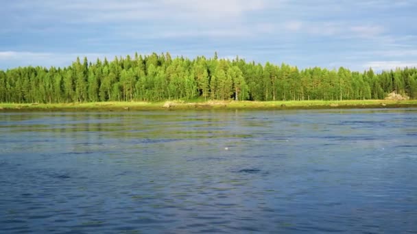 Fort courant d'eau dans la rivière ou à marée basse et marée haute dans la baie de la mer 
