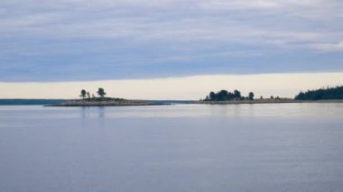 Kuzey Denizi'nin koyda çam ağaçları ile küçük kayalık adaların görünümü