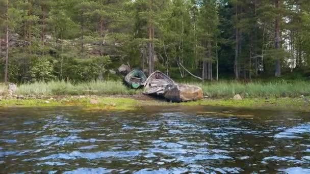 Sulla spiaggia sono vecchie barche in legno — Video Stock