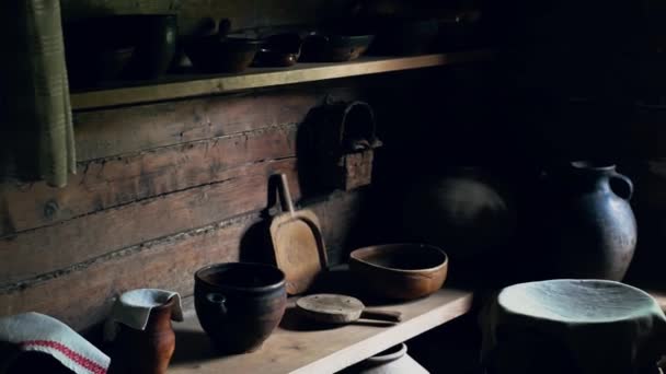 Casa de madeira da cozinha com cerâmica velha na luz do crepúsculo — Vídeo de Stock