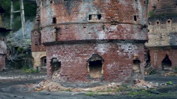 Veduta dei forni abbandonati e in crollo della pianta di calce di marmo — Video Stock