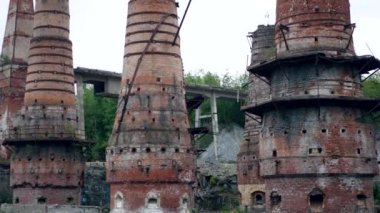 Mermer kireç tesisi terk edilmiş ocaklar görünümünü tabandan Panorama