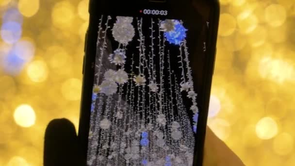 Съемка видео на смартфоне Рождественские иллюминации — стоковое видео