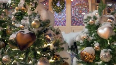 Noel ağaçları karda açık, güzel Altın oyuncaklar, pan, 4k, gece Noel fuarı ile giyinmiş