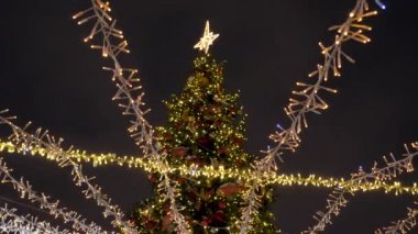 Pırıltı çelenk ile güzel bir şekilde dekore edilmiş Noel ağacı