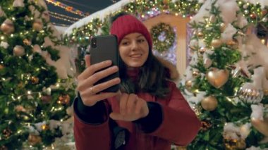 Mutlu kadın selfie Noel Pazar akşamları ayakta Smartphone Taking