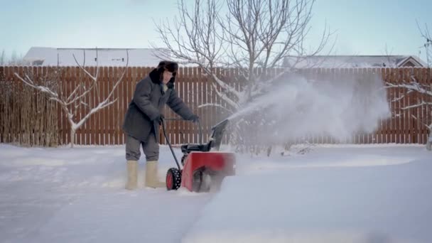 L'uomo pulisce la neve dopo una passerella nevosa a casa Snow Plow — Video Stock