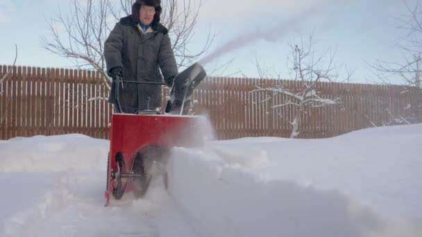 男積雪除雪後の雪のドリフトから歩道をクリーンアップします。 — ストック動画