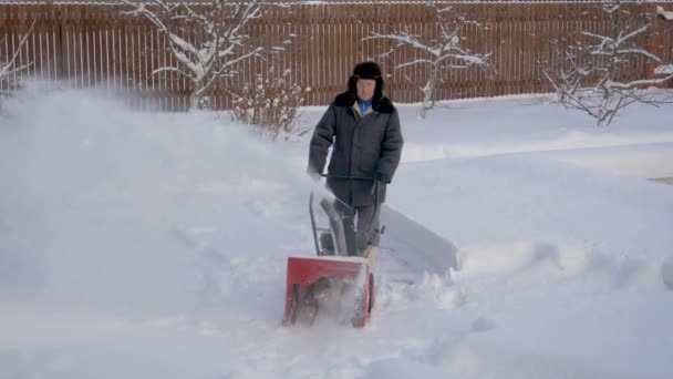 En Invierno Un Hombre Limpia El Patio De Las Derivas De Nieve Después De Nieve Nieve Plow — Vídeos de Stock