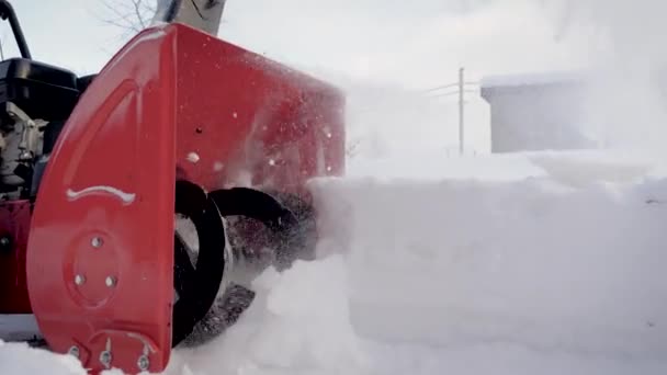 Sluiten van sneeuw verwijdering Machine reinigt sneeuw na sneeuwval — Stockvideo