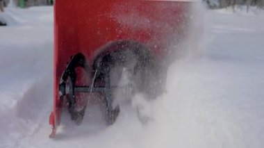 Kar makinesi dönen Blade closeup kar sürüklenir bir kar yağışı sonra kaldırır.