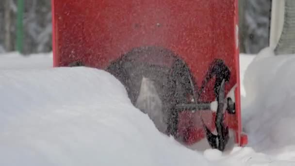 Closeup da lâmina rotativa de um limpa-neves remove as neves após uma queda de neve — Vídeo de Stock