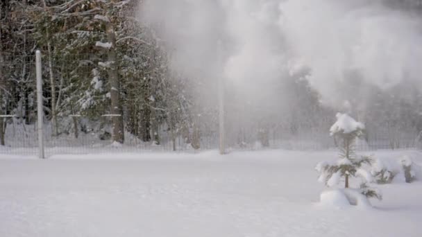 在一个冬天的日子里 许多雪粉在向雪堆的压力下飞舞 雪犁上的暴雪和飓风 超慢动作 — 图库视频影像
