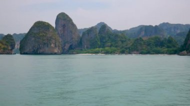 Ada cenneti yüksek kayalar ve tropikal orman ve su turkuaz