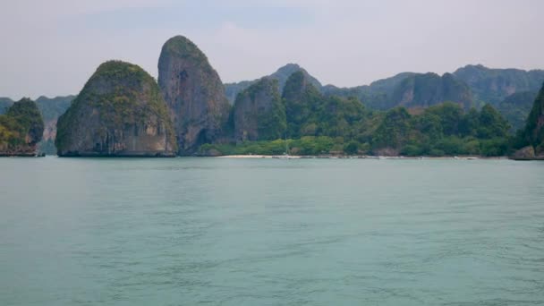 Island Paradise com rochas altas e selva tropical e água azul-turquesa — Vídeo de Stock