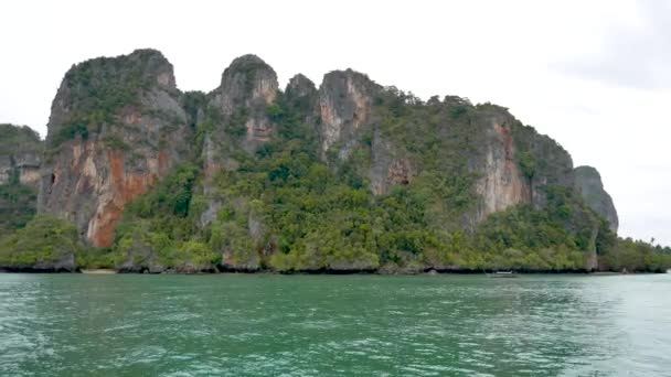 Rotsachtige kust met tropische Jungle en Turquoise Water van de zee — Stockvideo